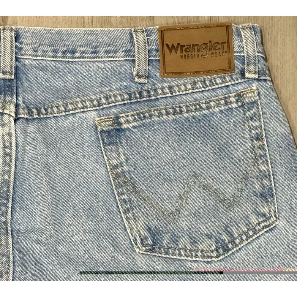 Wrangler Rugged Wear Classic Fit Jeans Men's Size 42x30 Straight Leg Light Wash